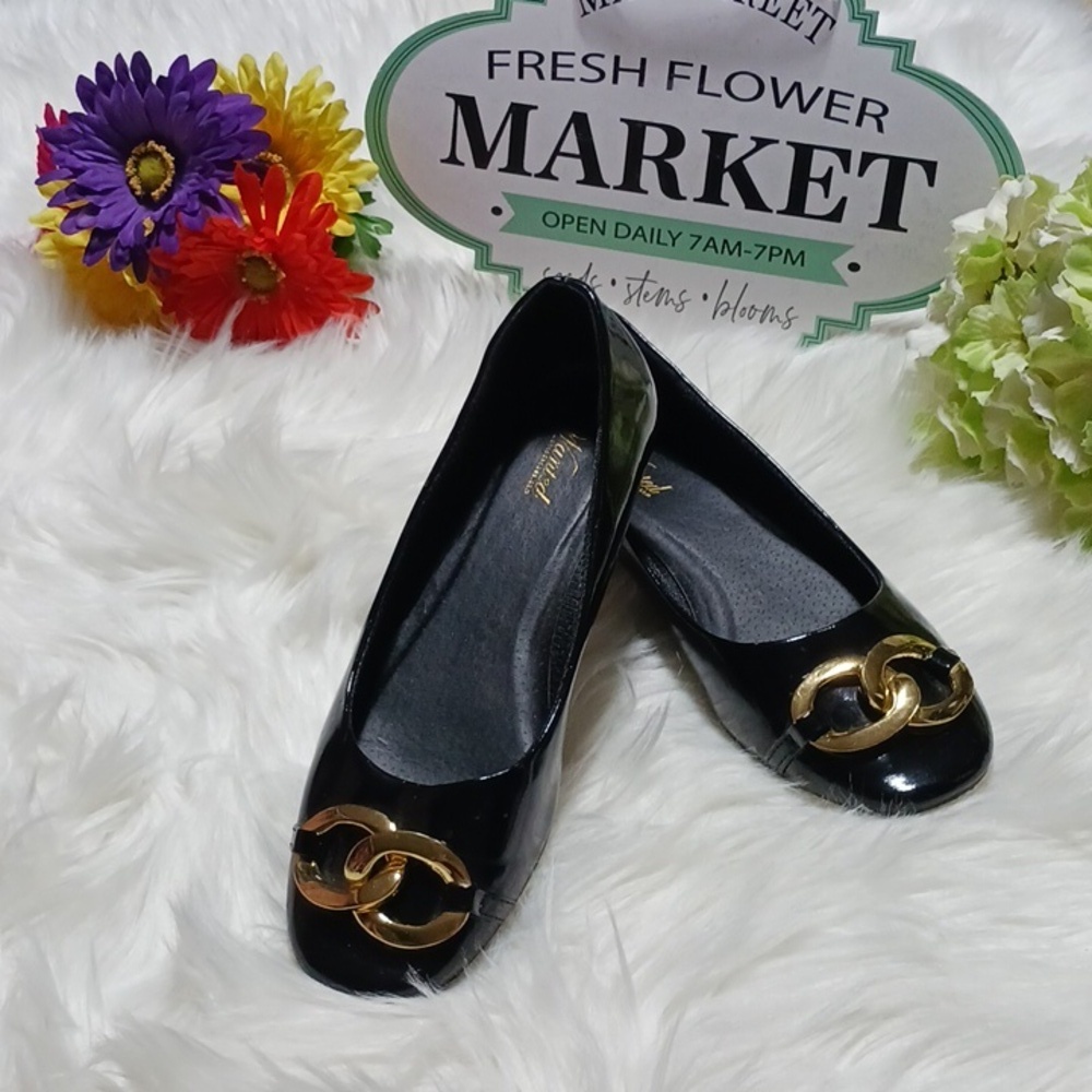 Wanted 7.5 black patent leather with gold circle accents, and gold heel.